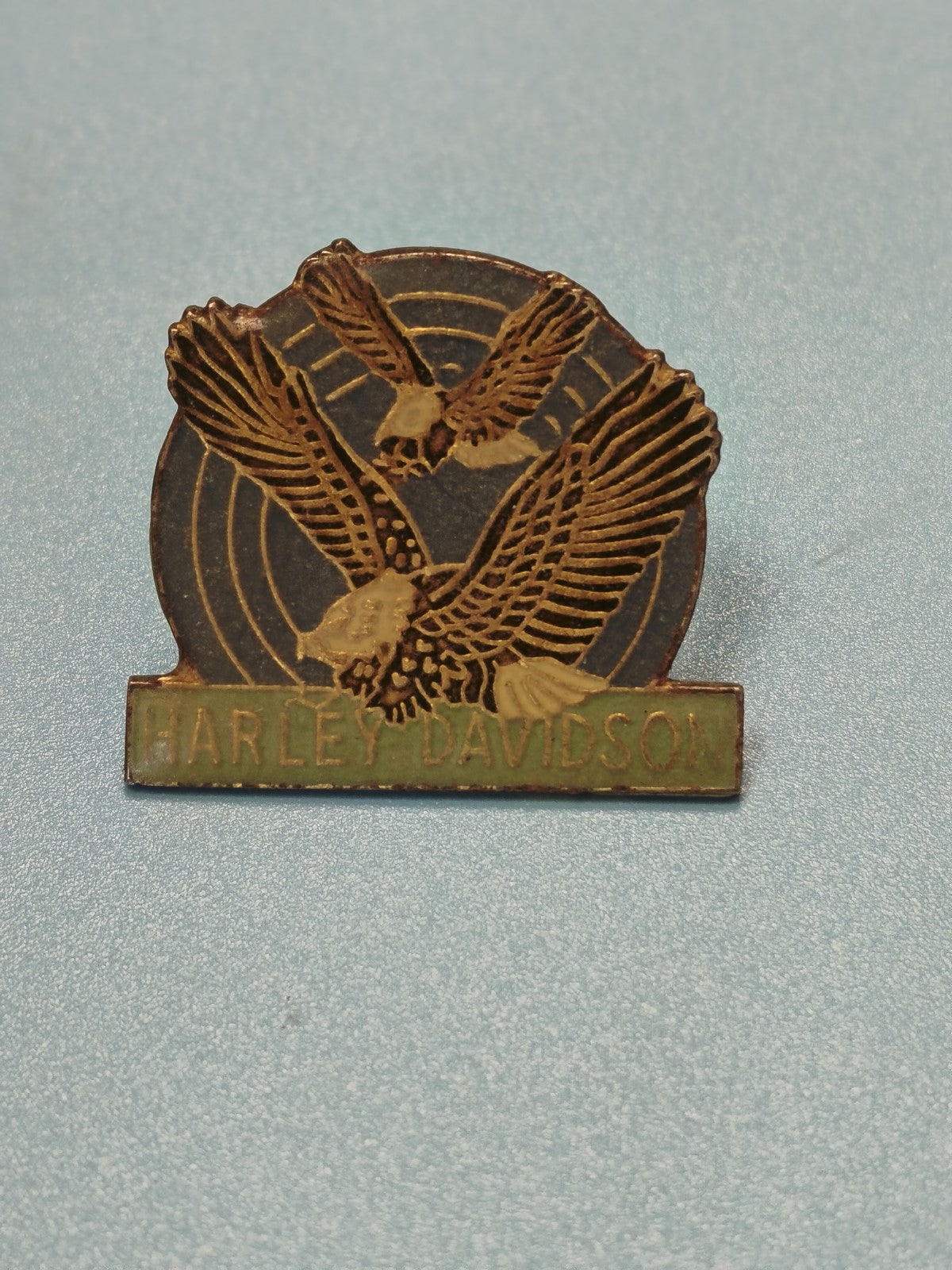 Pin's vintage Harley Davidson aigle doré, collection moto, ancien badge USA
