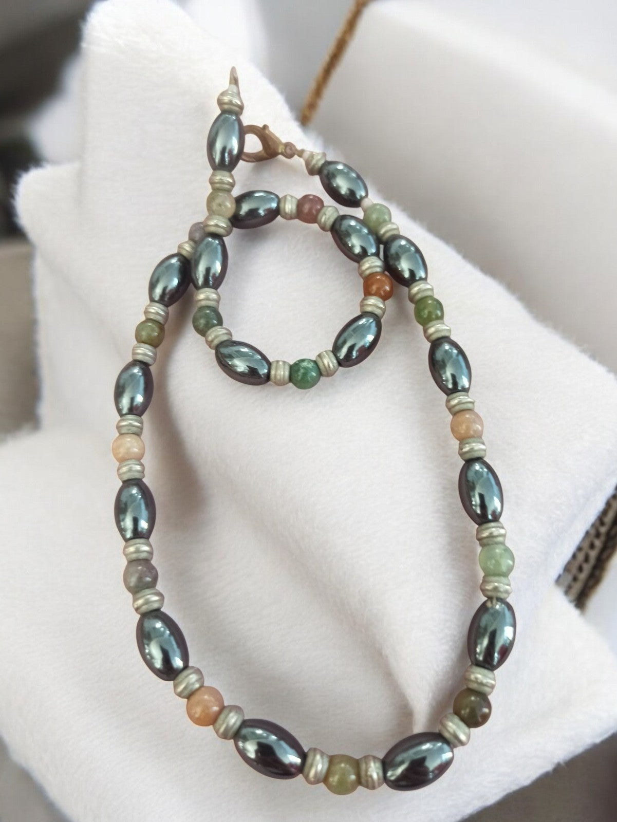 Collier vintage pierres naturelles hématite perles ovales rétro élégant