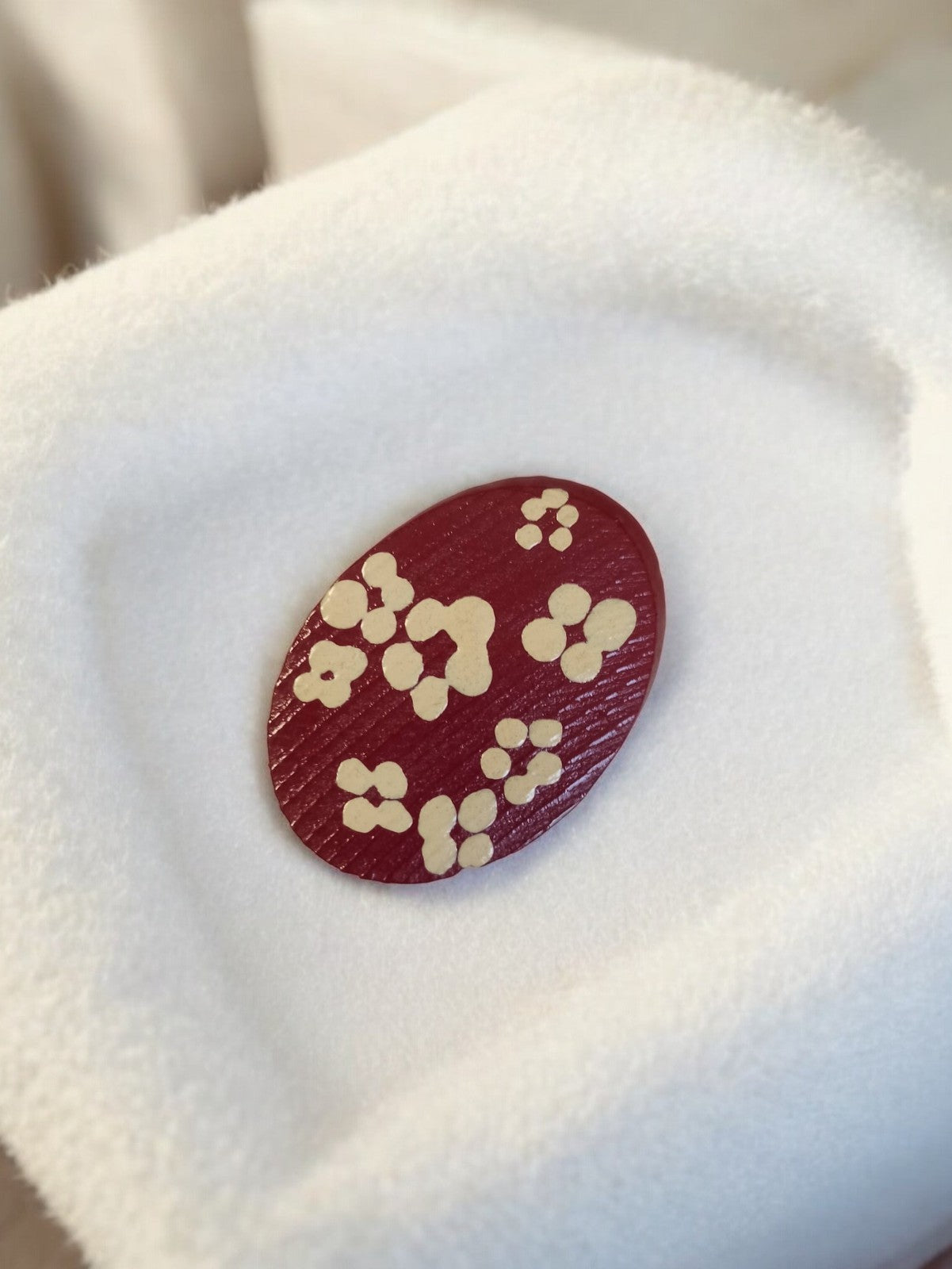 Broche vintage ovale bordeaux à motifs floraux fantaisie rétro ancien bijou