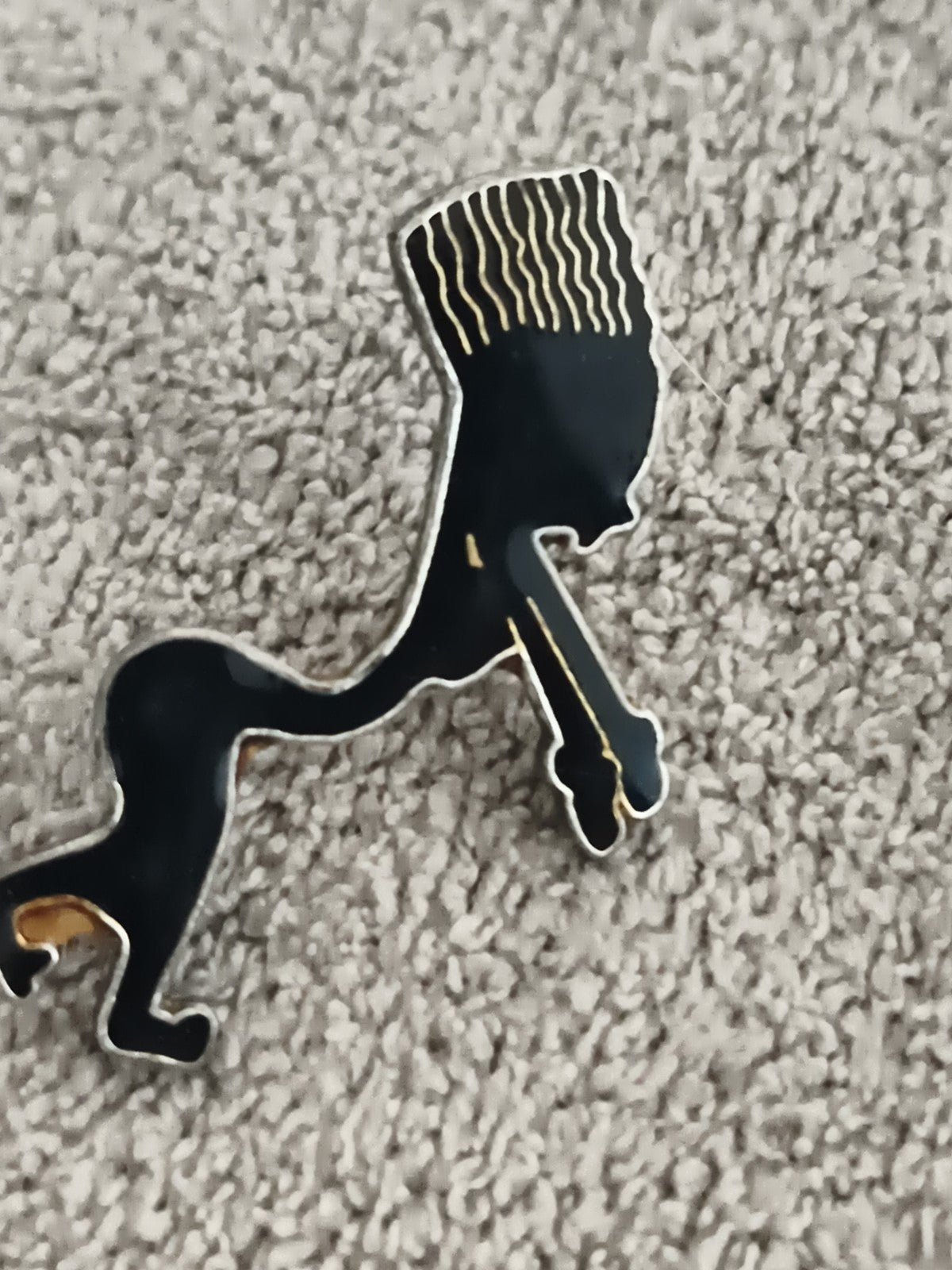 Pin's vintage silhouette égyptienne noire dorée, style Nefertiti (Ref 9)