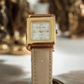 Montre vintage Camille d'Aubrac quartz cadran carré doré, bracelet clair rétro