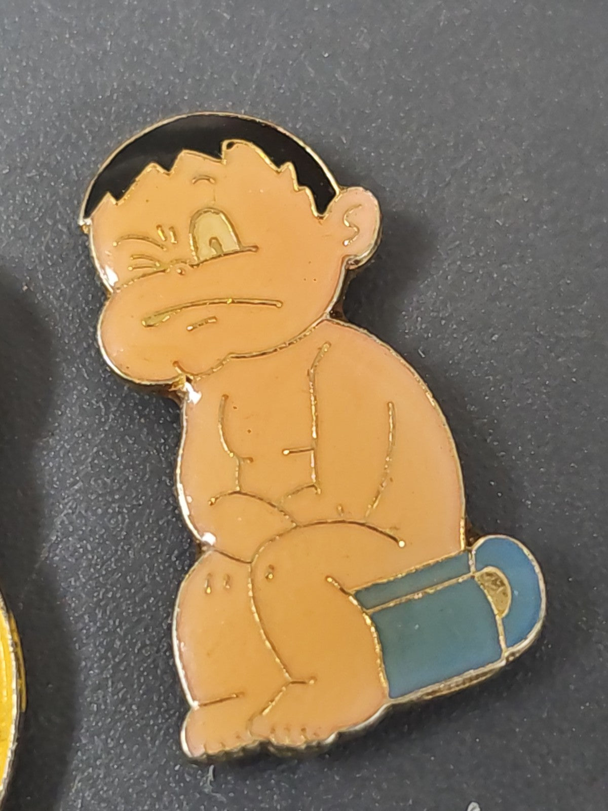 Pin's ancien rétro vintage pour collectionneur, accessoire original années passé