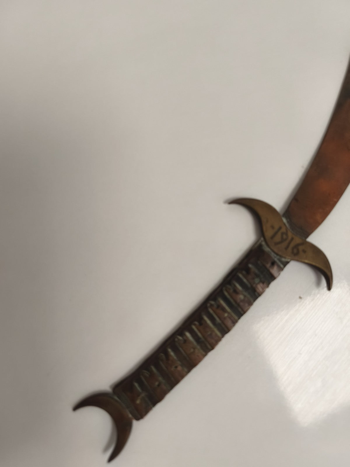 Coupe-papier ancien militaria 1916, grande lame courbe, finition aspect cuivre W