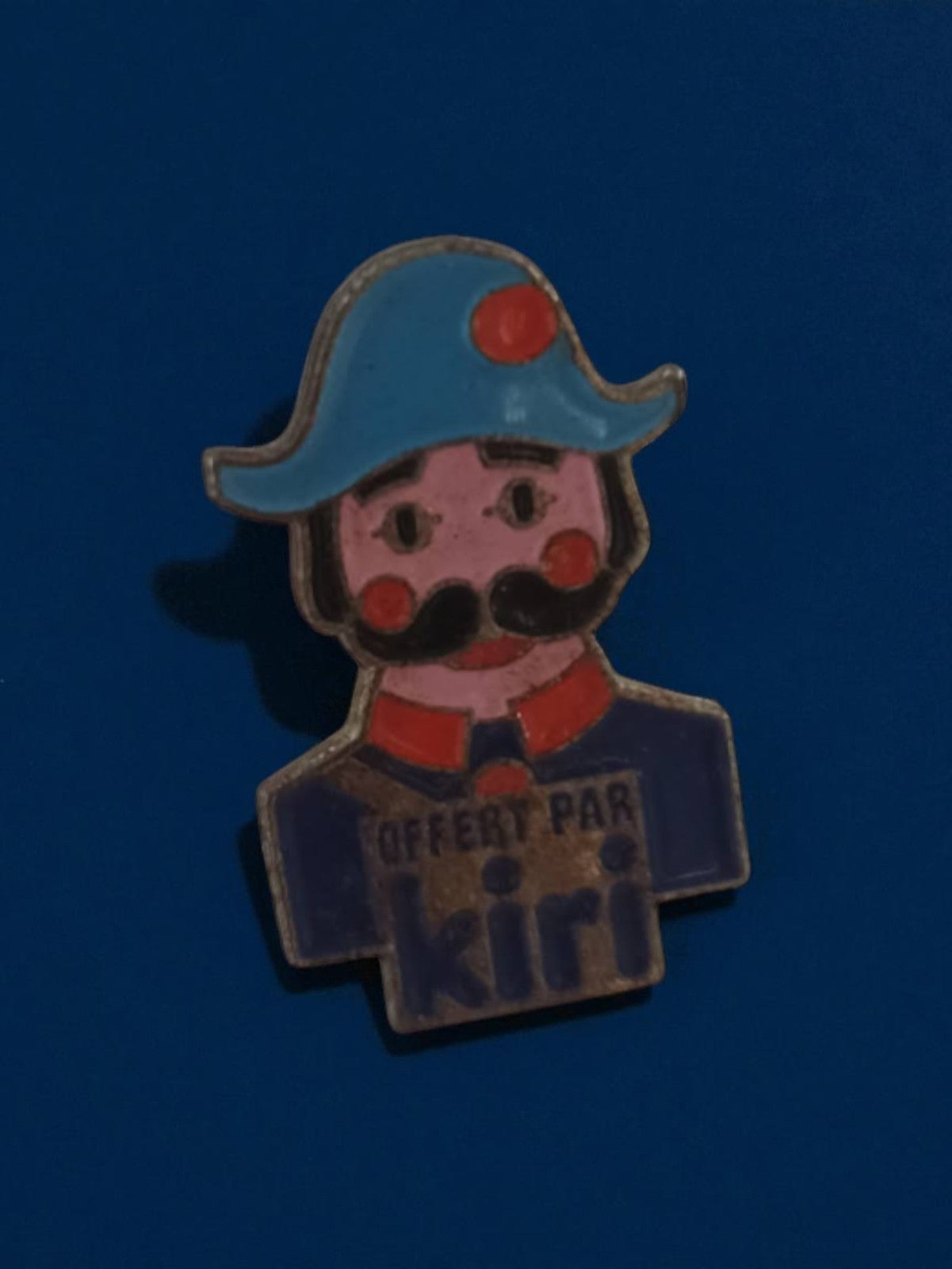 Pin's ancien Kiri publicitaire mascotte bleu vintage badge rétro fromage