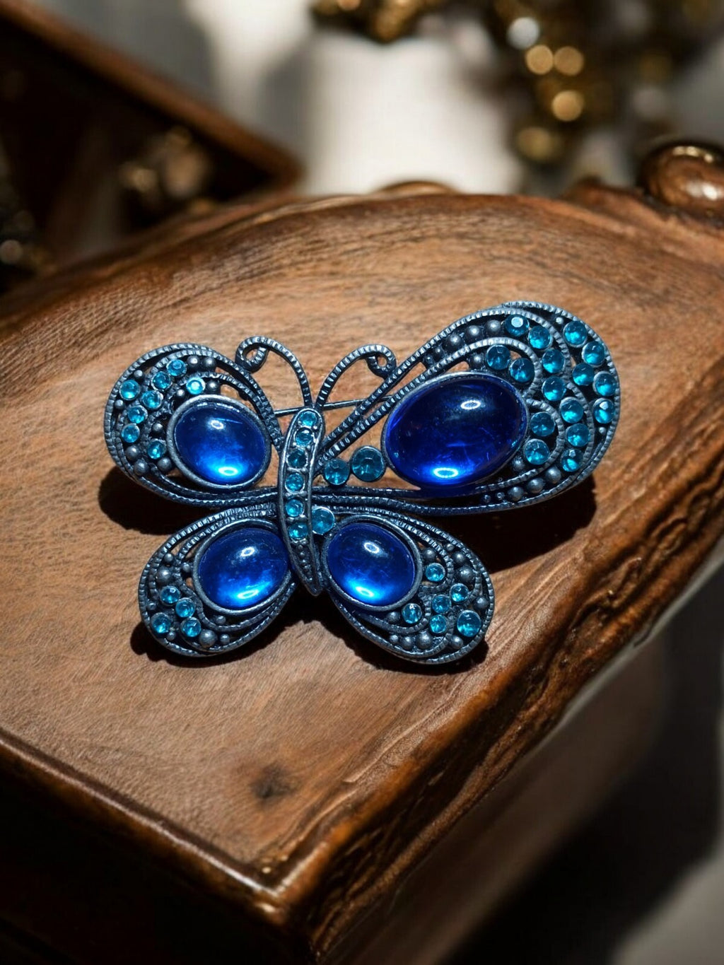 Broche papillon vintage bleue strass cabochons, bijou rétro élégant