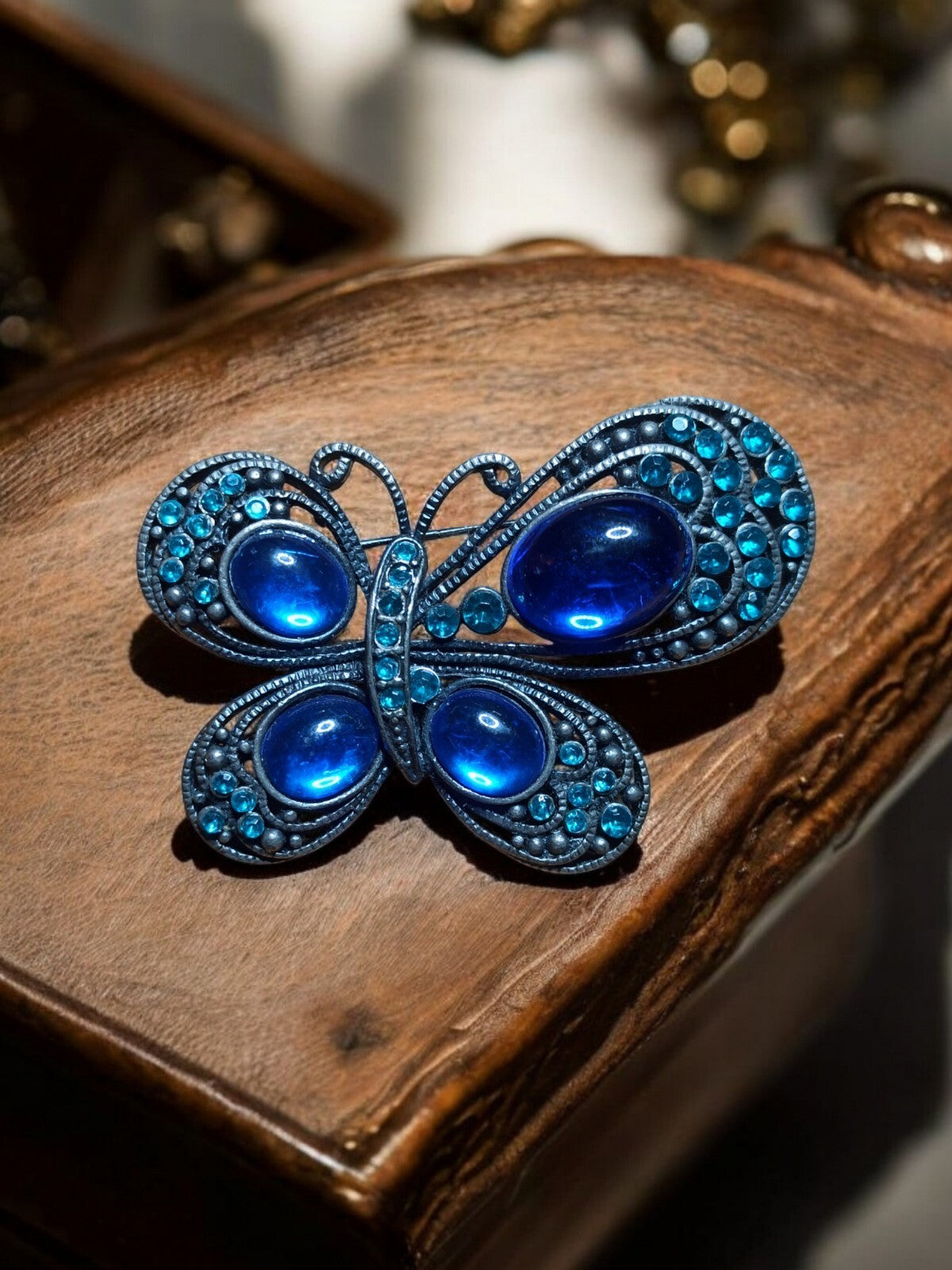 Broche papillon vintage bleue strass cabochons, bijou rétro élégant