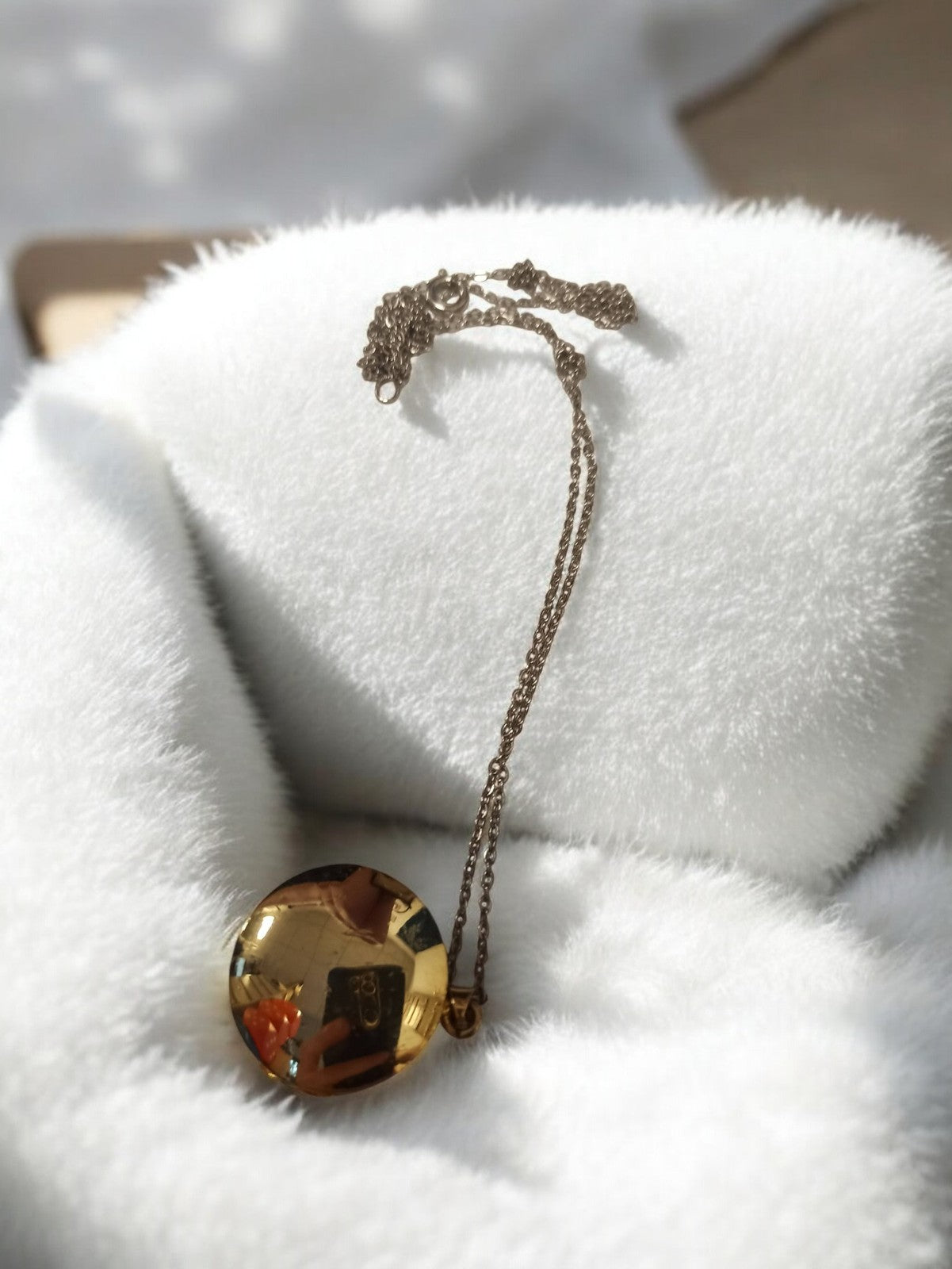 Collier vintage pendentif rond doré rétro, bijou fantaisie ancien
