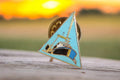 Pin's Marine Vintage Années 80 Triangle Métal Doré Bateau Émaillé