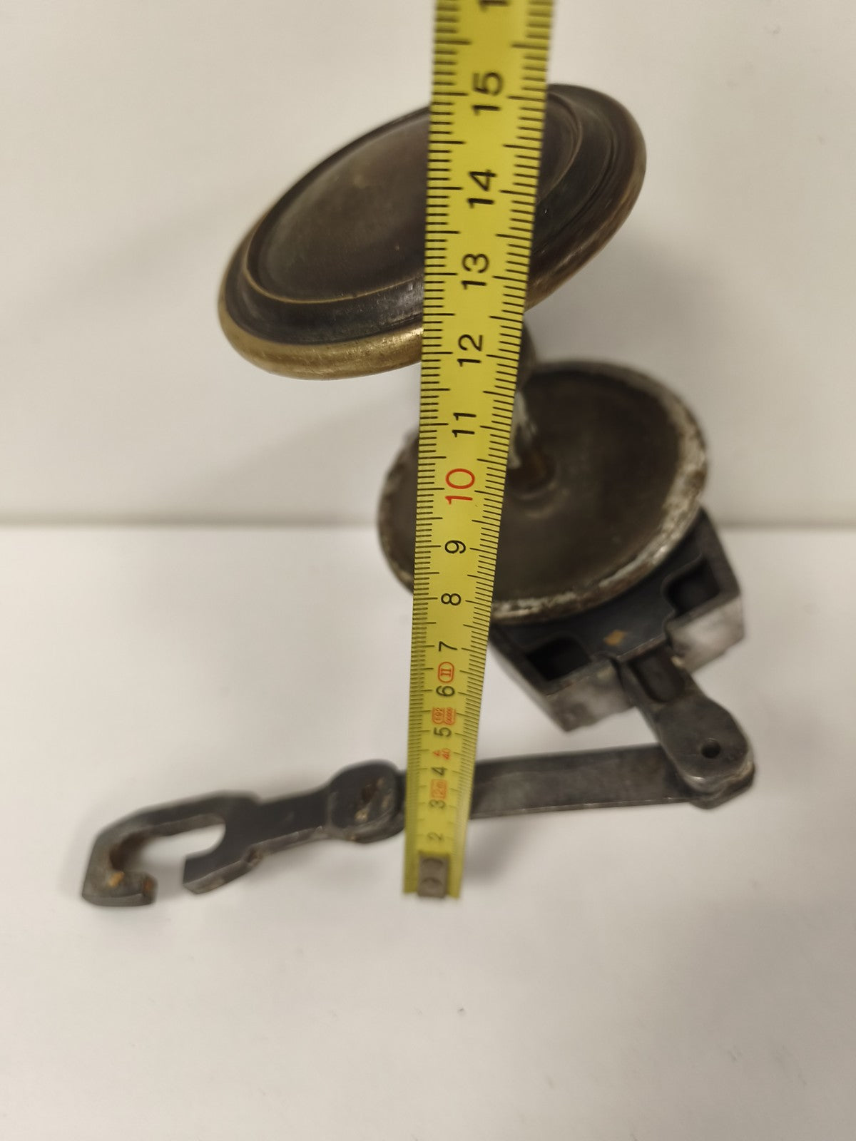 Ancienne poignée de porte avec serrure ronde, style vintage, métal patiné