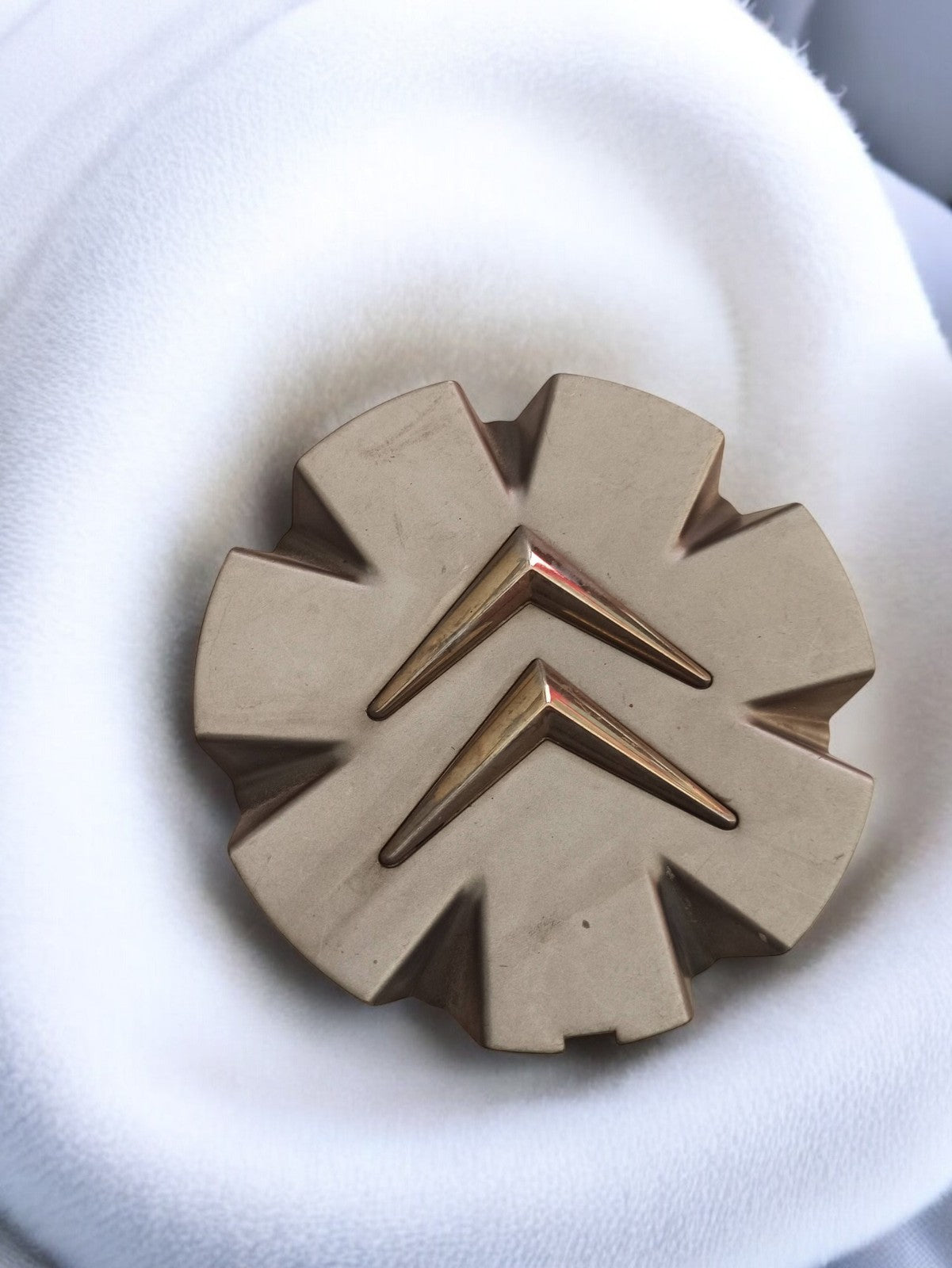 Enjoliveur Citroën ancien, cabochon vintage, logo double chevron, accessoire d’o