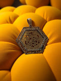 Pendentif vintage hexagonal en métal ajouré, style rétro ancien, charme bijou