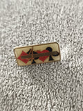 Pin's vintage 4ème motif cartes à jouer, émail rectangulaire, badge ancien (Ref