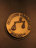 Médaille Cabinet Malatire Paris, balance, aspect bronze, insigne juridique