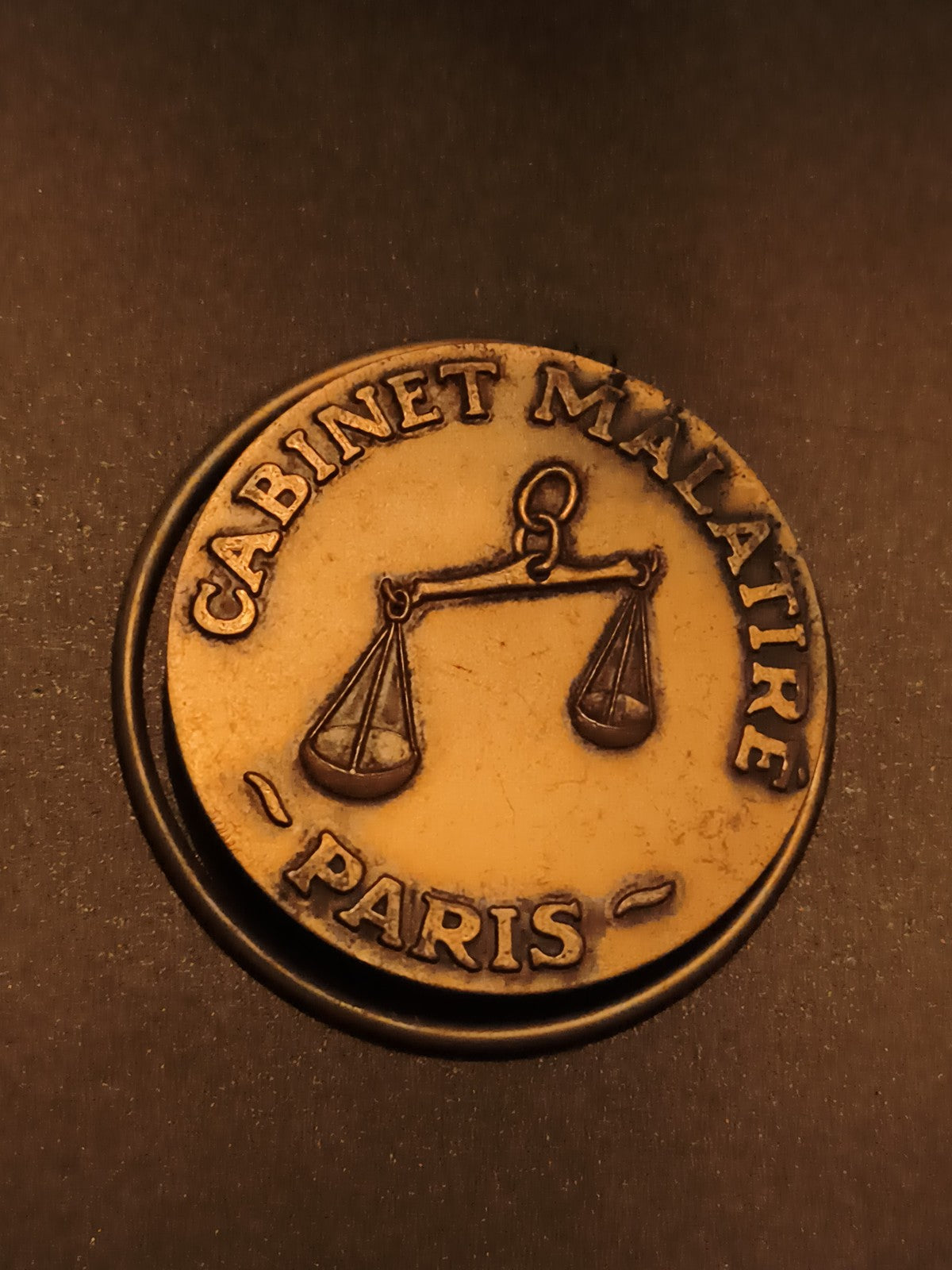Médaille Cabinet Malatire Paris, balance, aspect bronze, insigne juridique