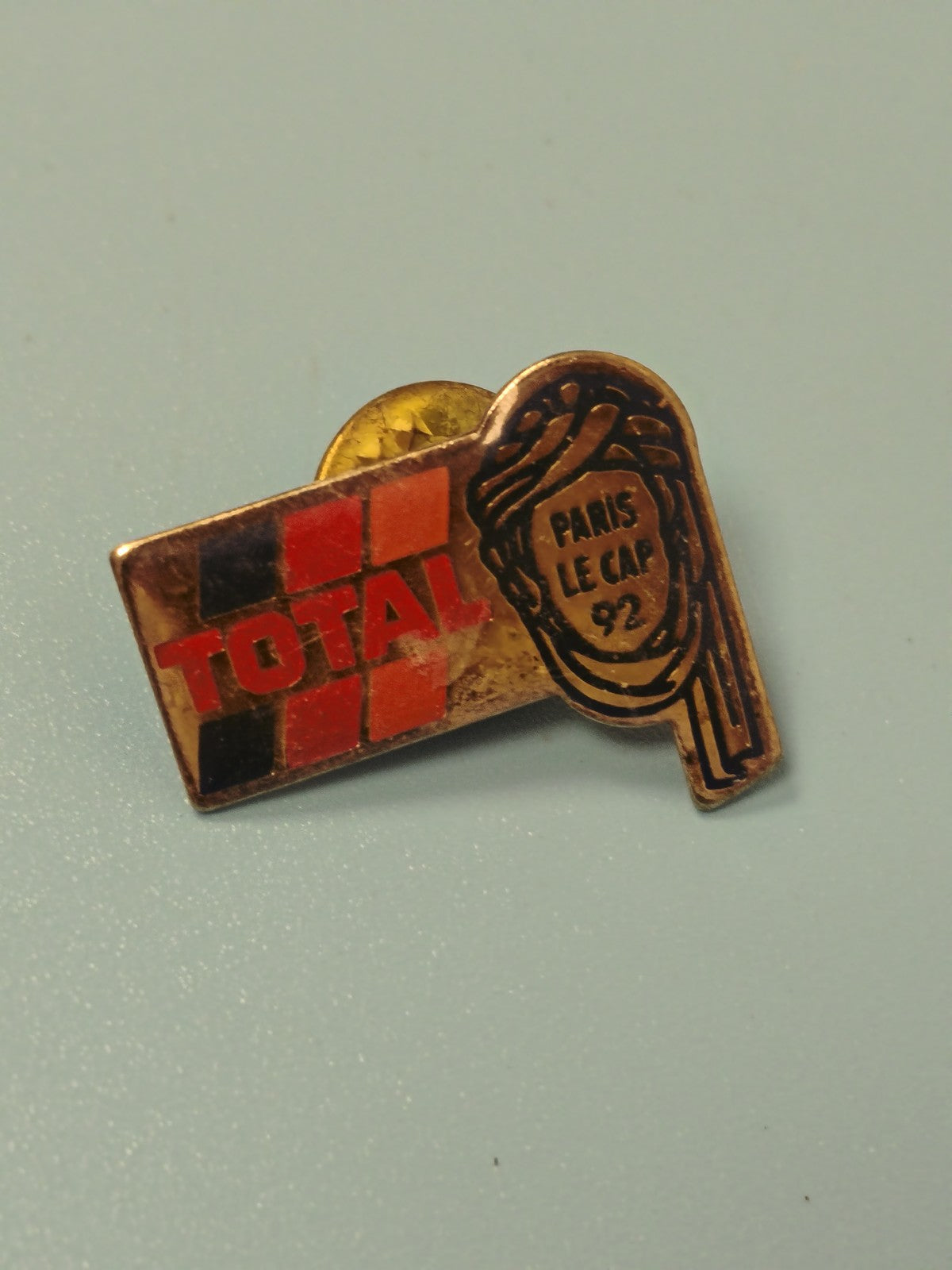 Vintage pin's TOTAL Paris Le Cap 92 rallye, logo rouge noir, collection auto