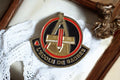 Pin's vintage L'École de Sabres France ? insigne émaillé noir rouge doré
