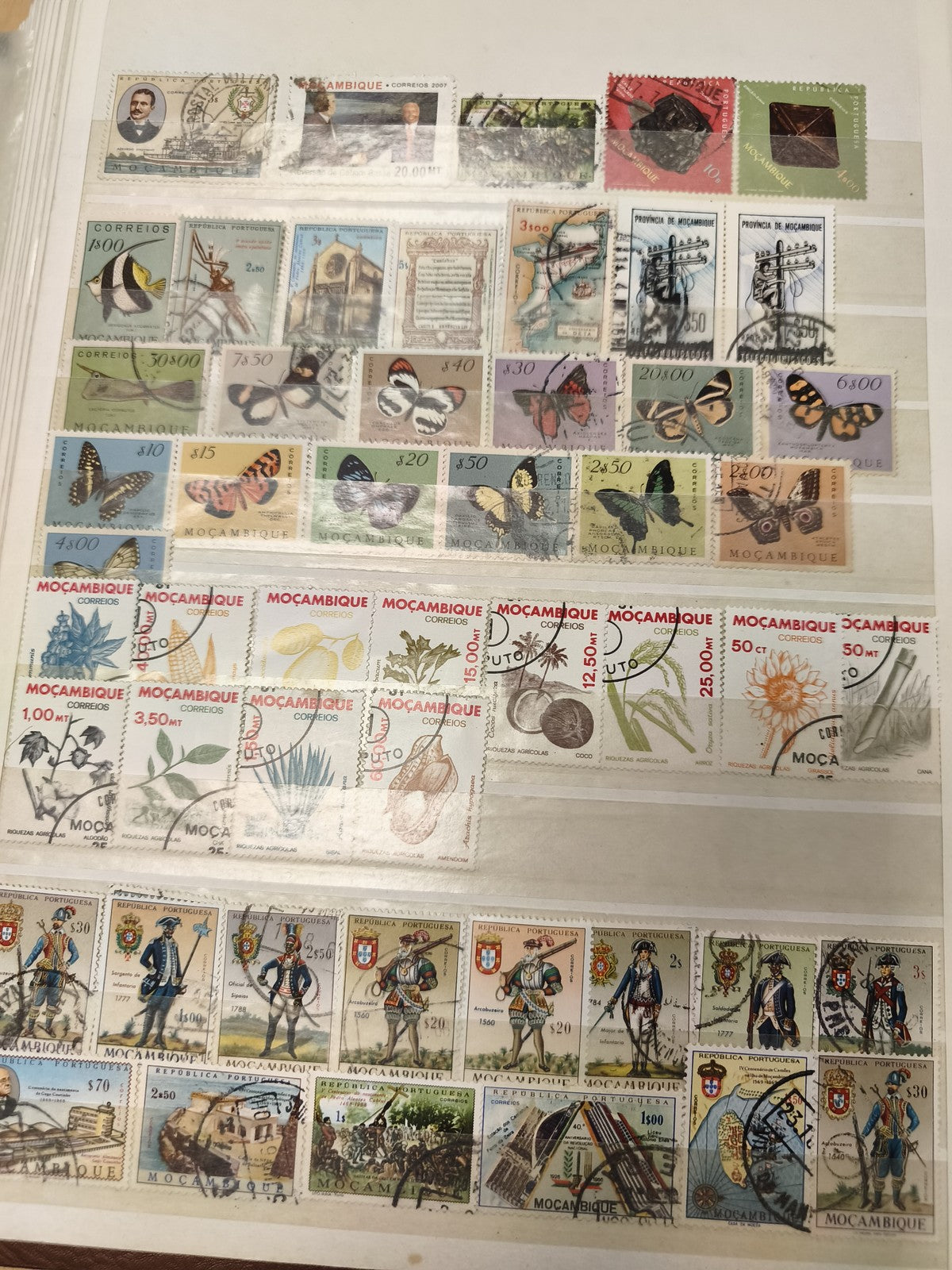 Lot de timbres oblitérés Mozambique et Portugal, motifs faune flore et costumes