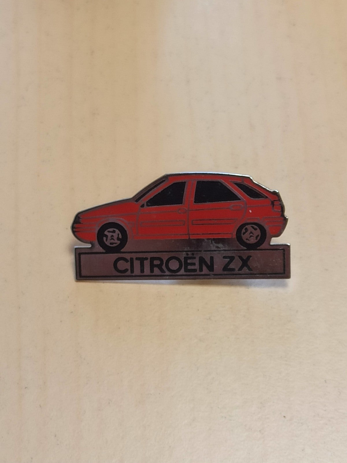 Pin's Citroën ZX rouge, badge auto vintage, accessoire rétro années 90