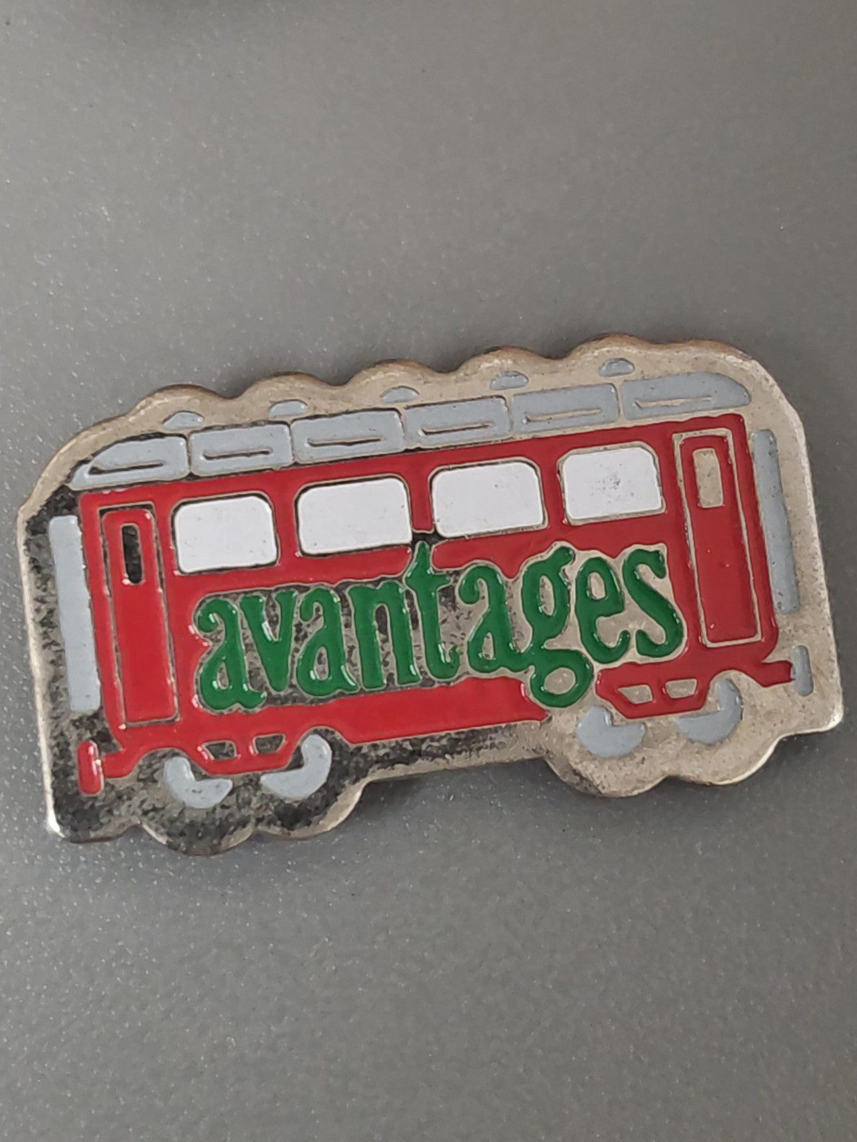 Pin's ancien vintage Avantages ? Badge rétro collection, objet publicitaire rare