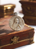 Pendentif religieux Sainte Thérèse métal ancien médaille catholique vintage