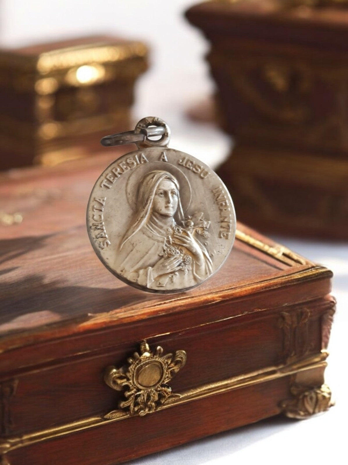 Pendentif religieux Sainte Thérèse métal ancien médaille catholique vintage