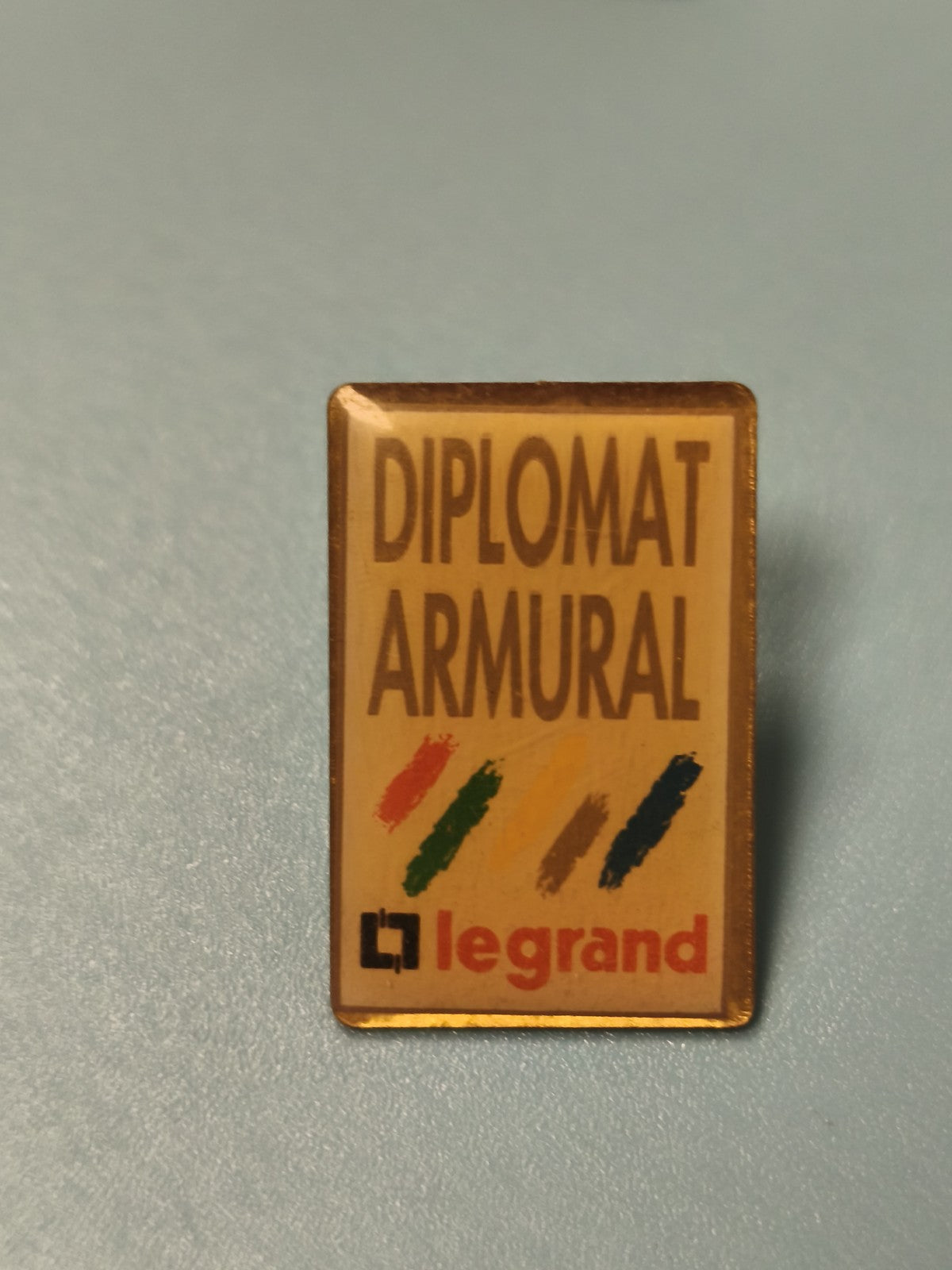 Vintage pin's publicitaire Diplomat Armural Legrand rectangulaire multicolore