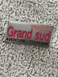 Pin's vintage Grand Sud Magazine aventure tourisme, badge rectangulaire (Ref 10)