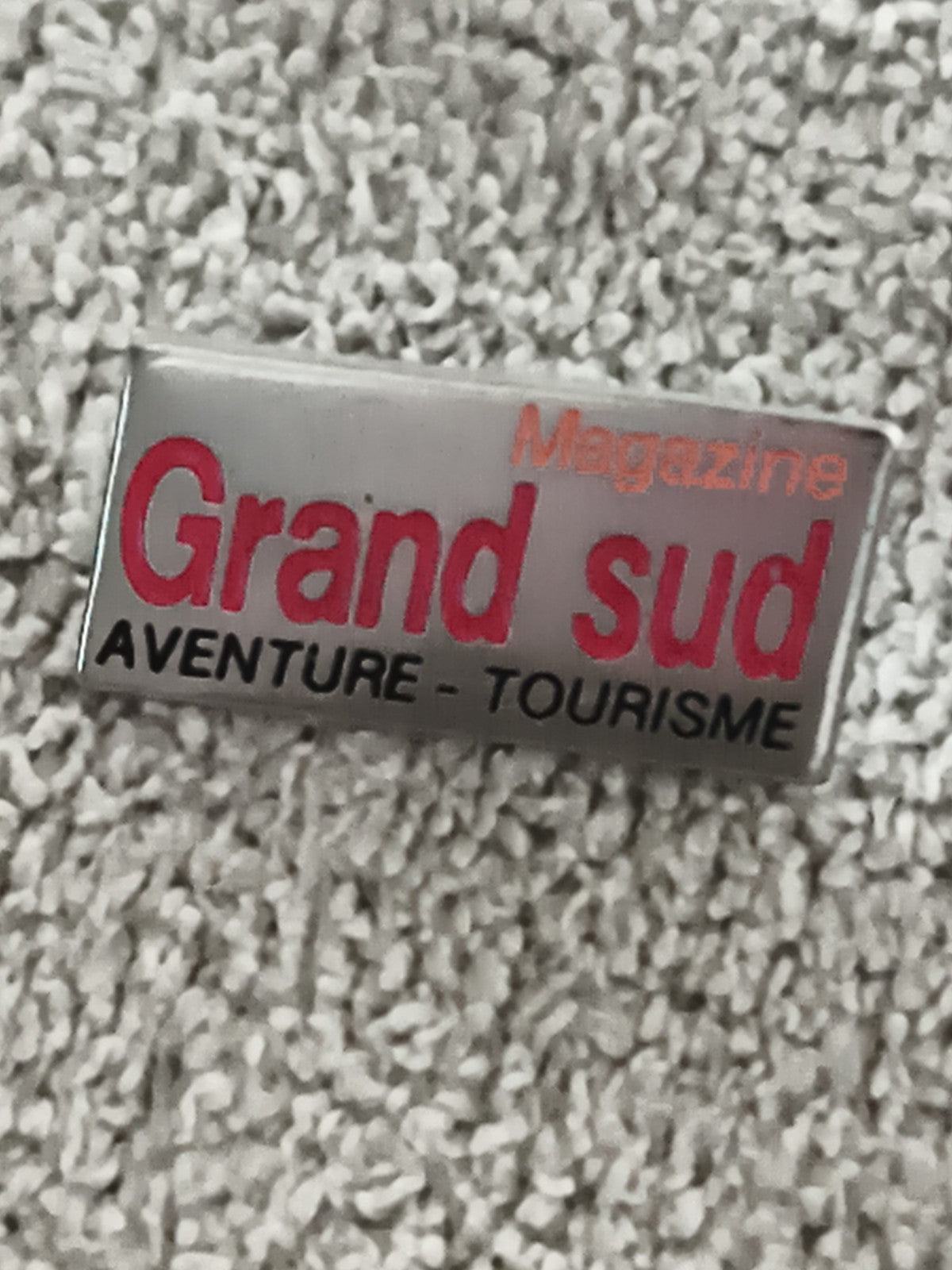 Pin's vintage Grand Sud Magazine aventure tourisme, badge rectangulaire (Ref 10)