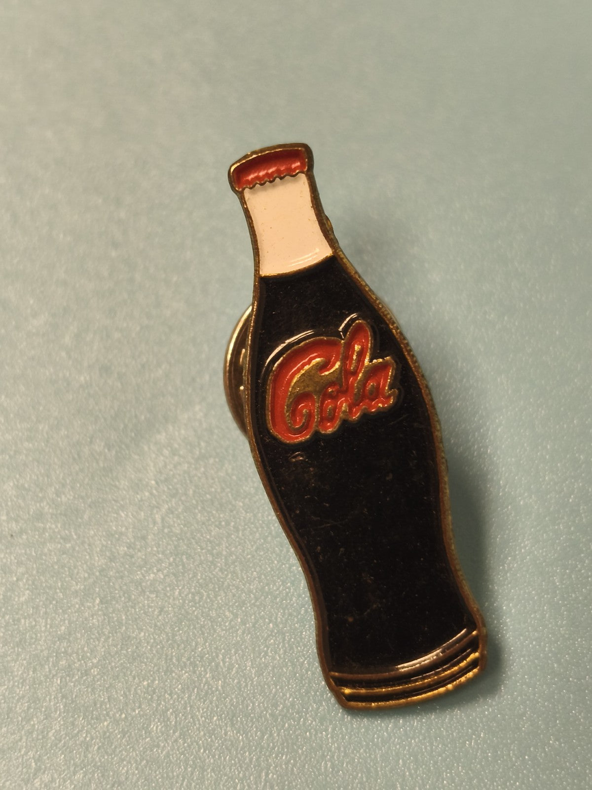 Vintage pin's bouteille cola émaillé noir rouge rétro soda collection