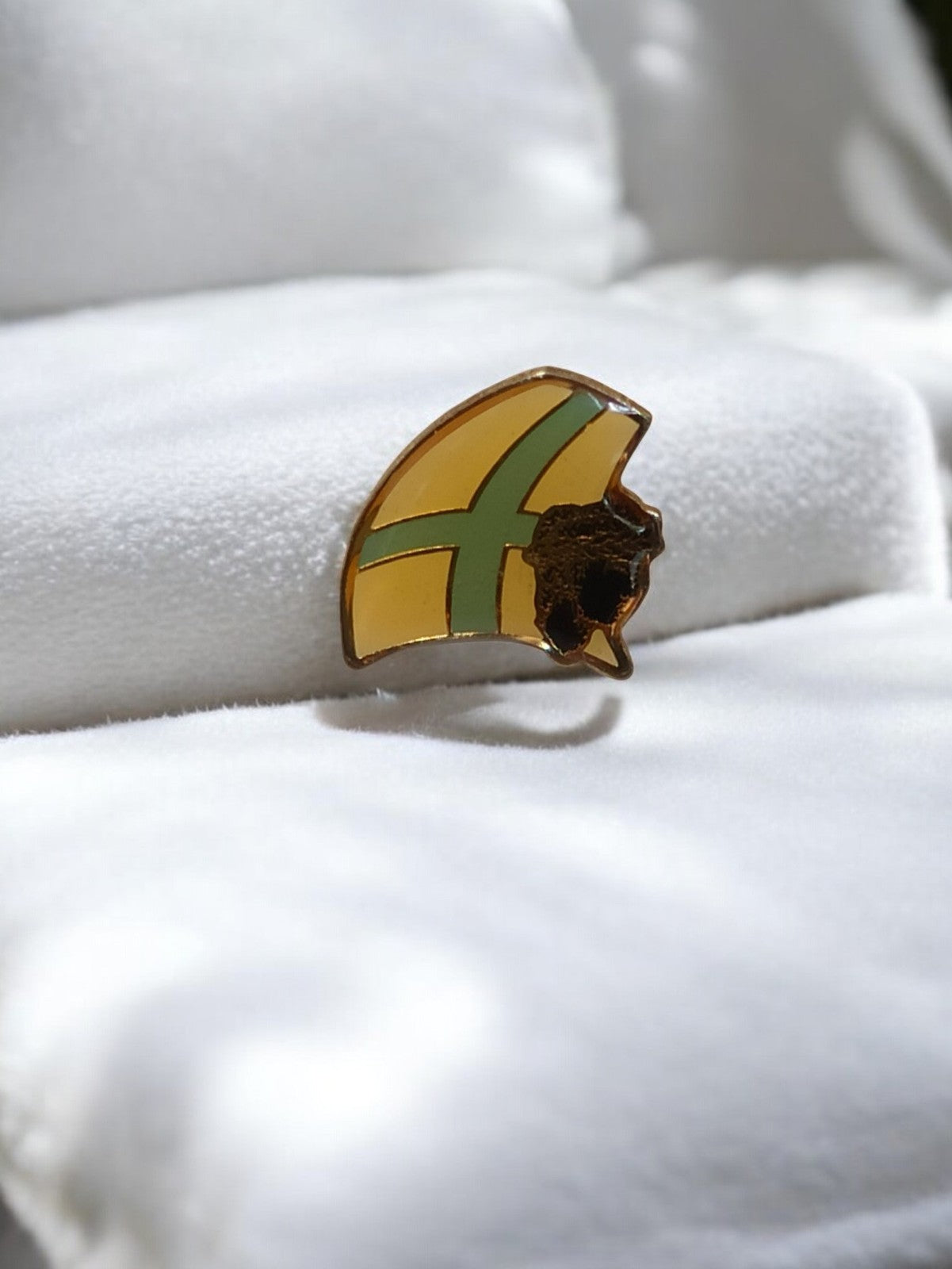 Pin's vintage Olympique de Marseille OM badge rétro jaune vert football ancien