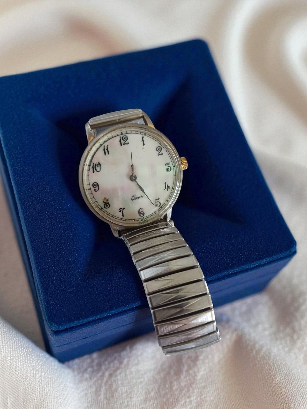 Montre femme vintage cadran nacre bracelet extensible rétro quartz