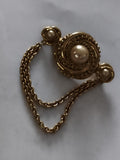 Broche vintage double chaîne aspect doré perles imitation rétro chic