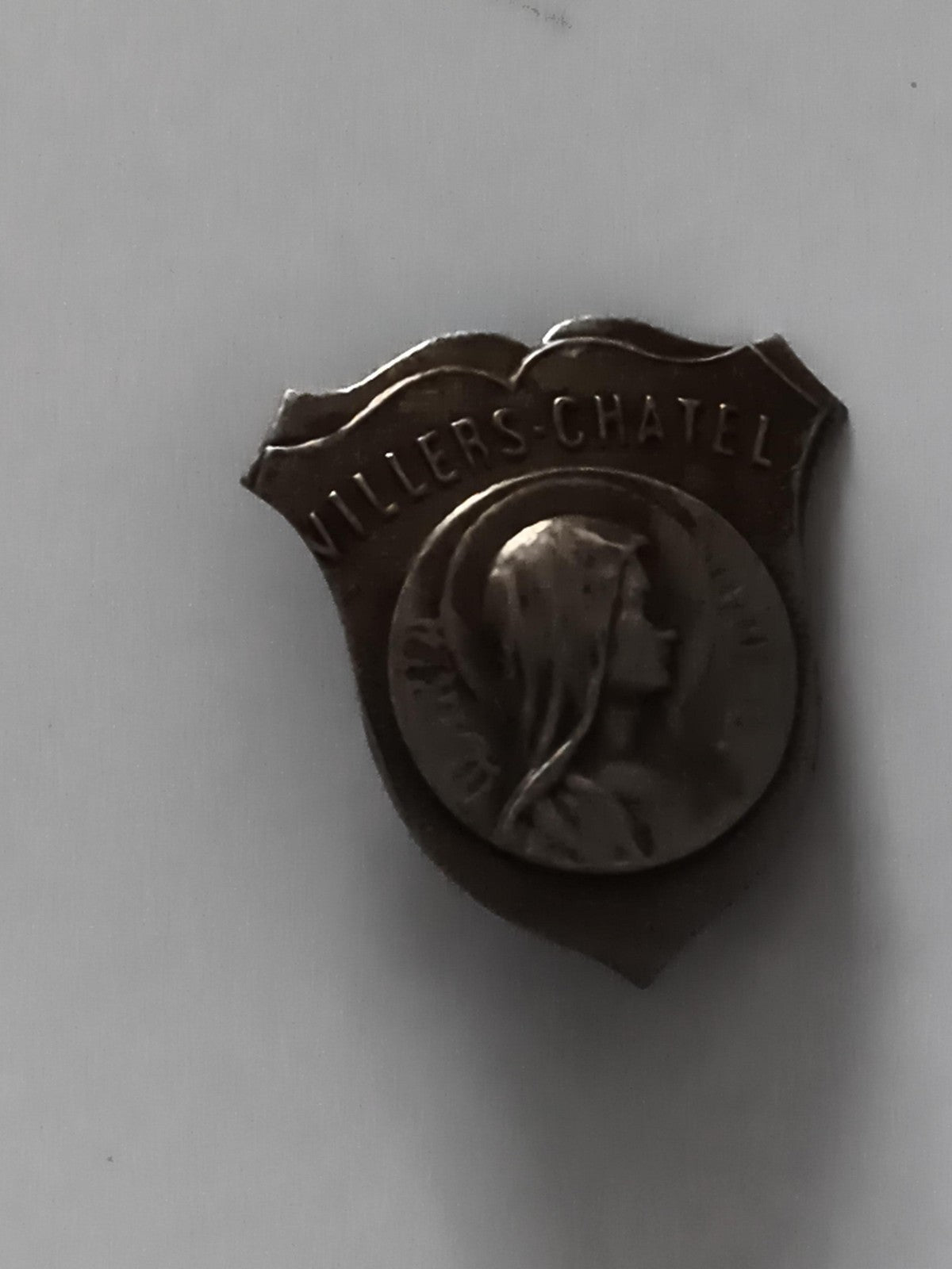 Médaille Villers-Chatel écu relief profil femme insigne badge