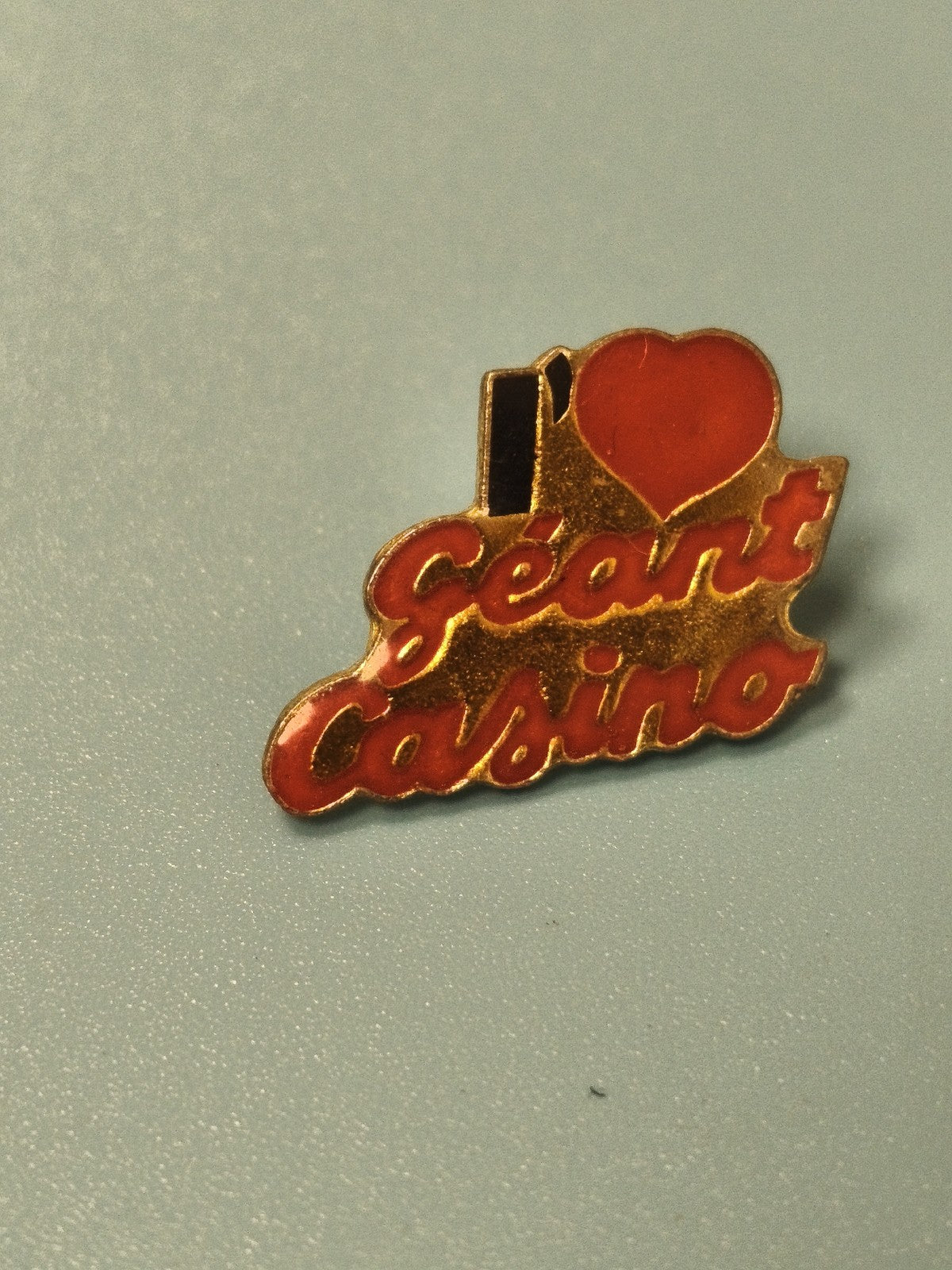 Vintage pin's Géant Casino rouge doré collection publicitaire ancien