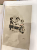 Carte postale ancienne photo femme enfants fleurs début XXe, CPA vintage