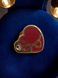 Pin's Vintage Cœur Rouge Ruban Doré Édition Limitée Rétro Collector