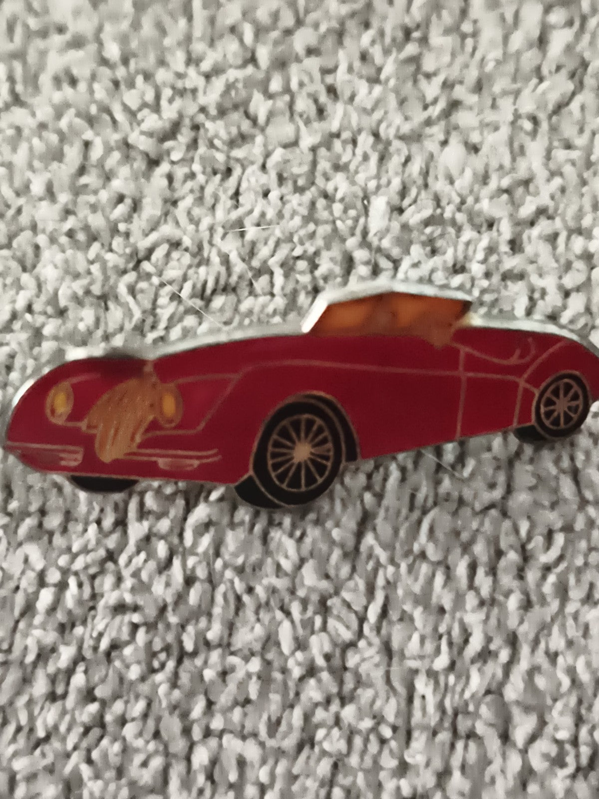 Pin's voiture ancienne rouge vintage, cabriolet rétro, émaillé (Ref 9)