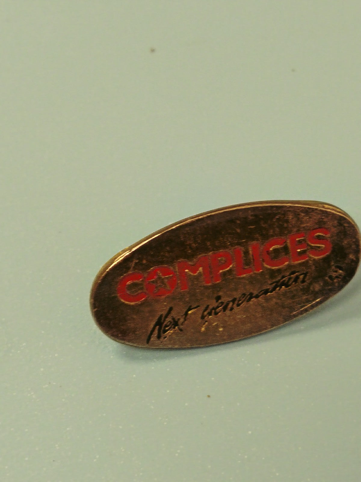 Vintage pin's Complices ovale doré, logo Next Generation, collection (Ref 5)