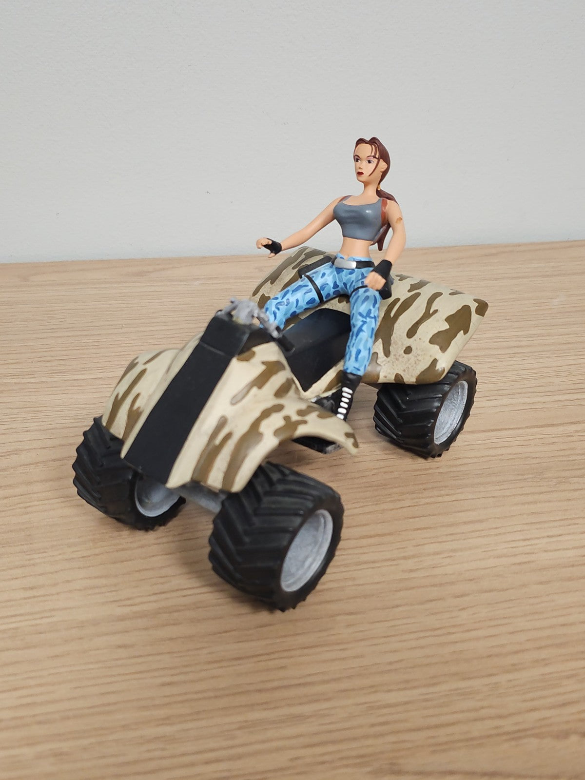 Figurine Tomb Raider Lara Croft sur Quad Bike par Atlas, modèle décoratif gaming