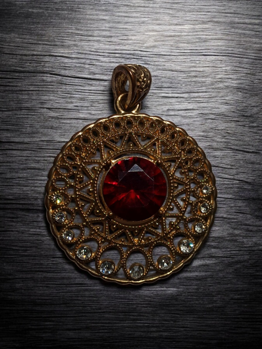 Pendentif vintage rond ajouré rouge rubis strass émaillé style rétro