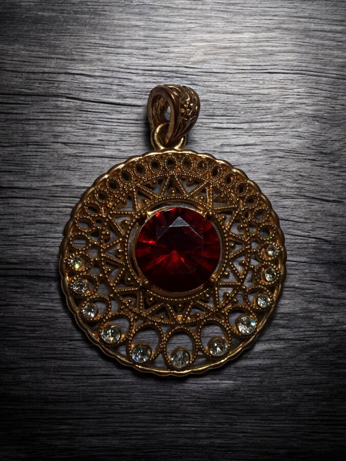 Pendentif vintage rond ajouré rouge rubis strass émaillé style rétro