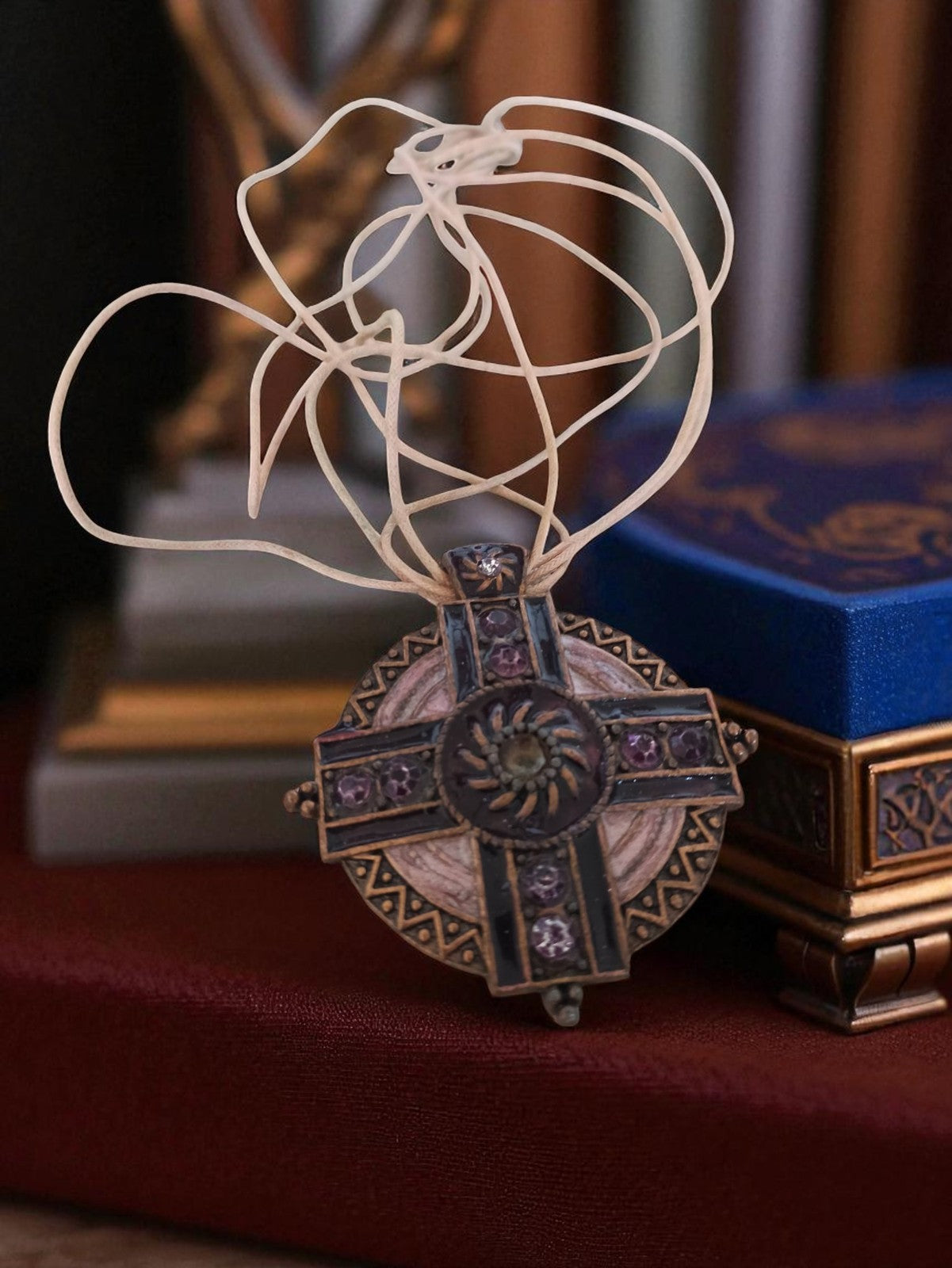 Collier pendentif rond style Art Déco, croix ornementale, pierres violettes vint