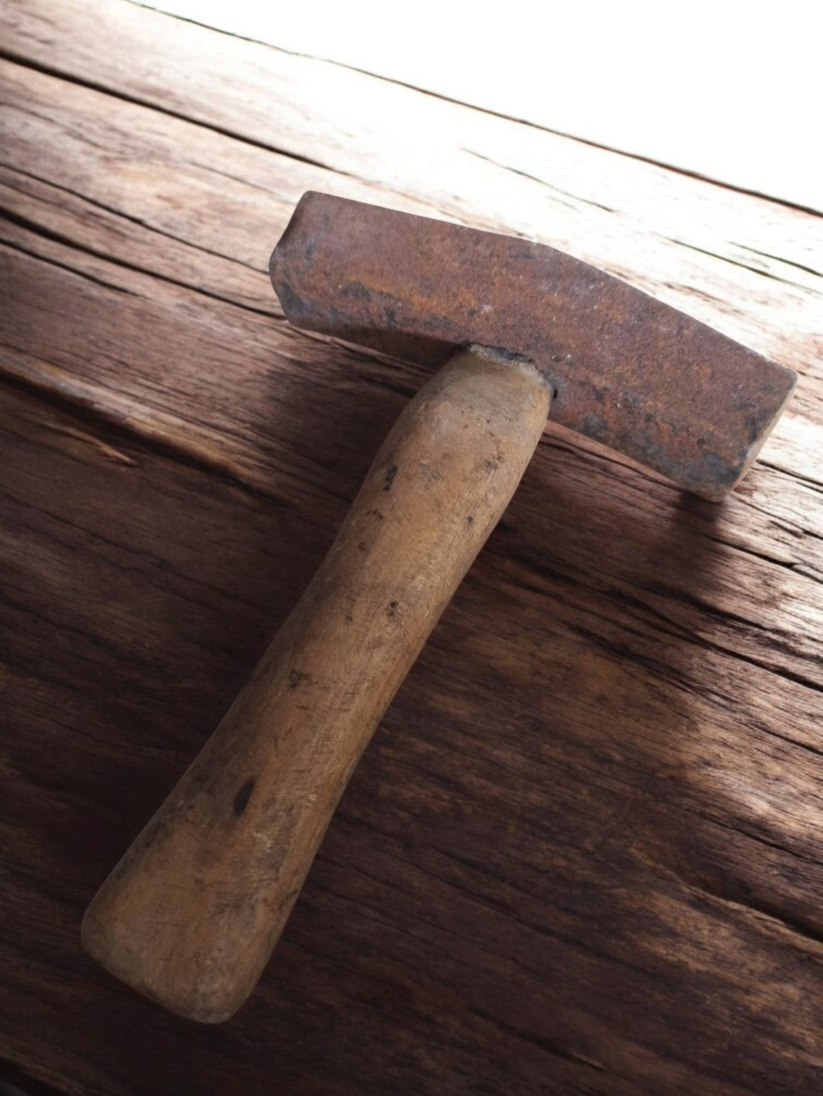 Marteau de forgeron ancien vintage tête patinée bois brut outil rétro