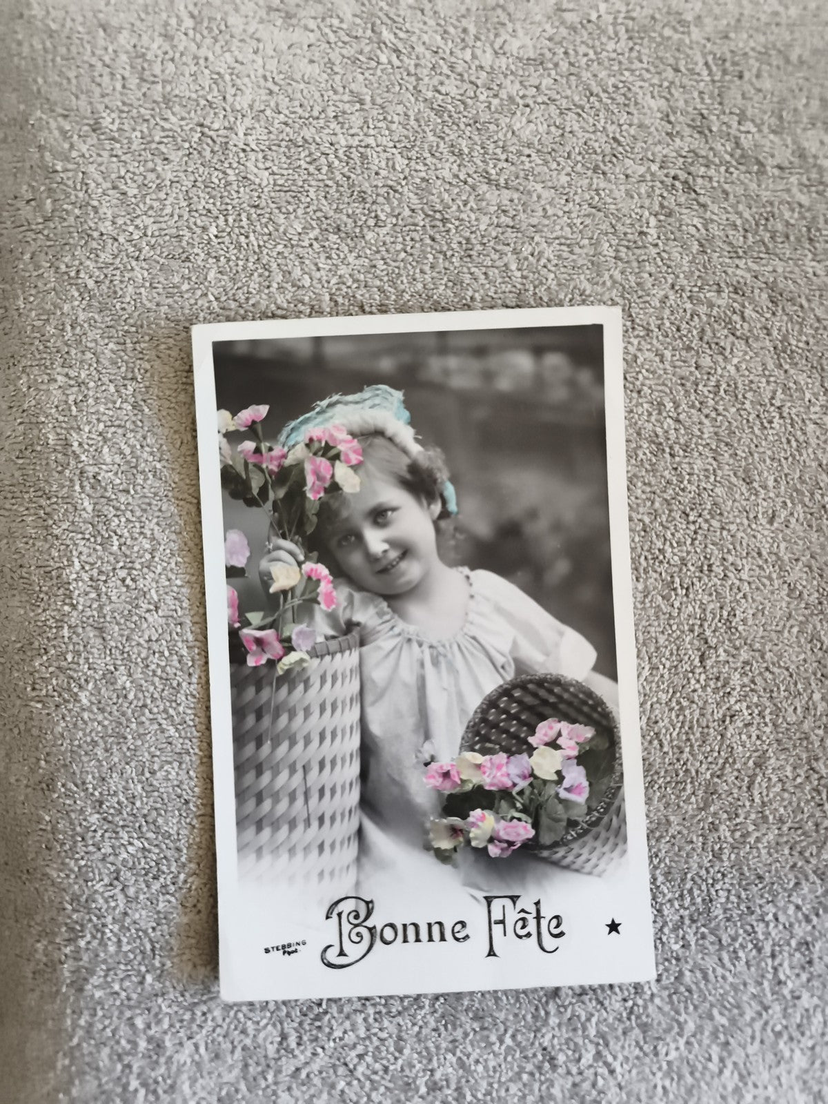 Carte postale Bonne Fête fillette fleurs colorisées CPA début XXe