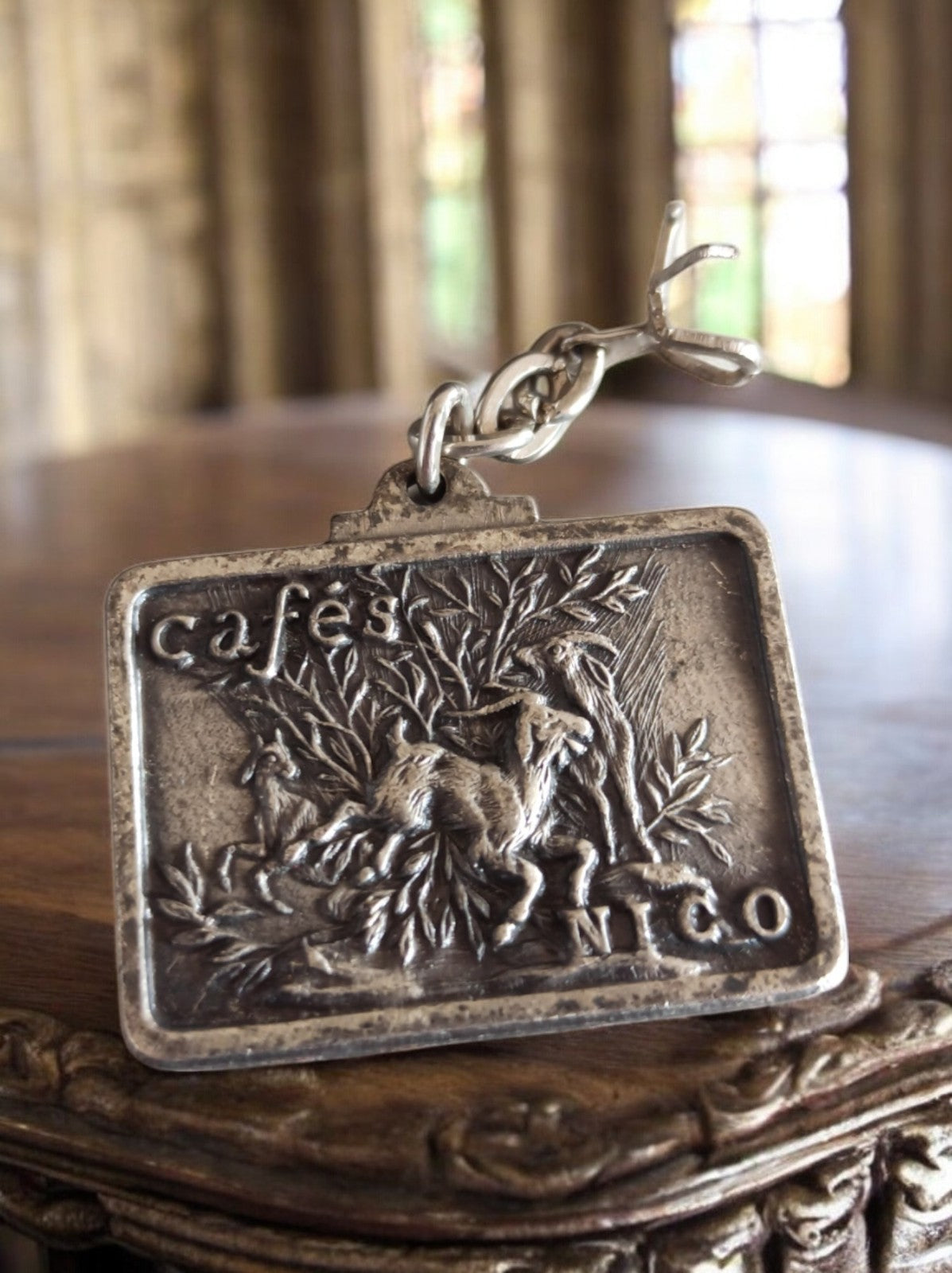 Porte-clés Cafés Nico vintage rectangulaire relief métal vieilli ancien pub