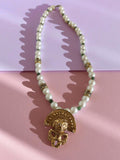 Collier vintage perles et dorure sur métal pendentif ethnique fantaisie