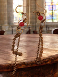 Boucles d?oreilles vintage longues chaîne dorée perle rouge fantaisie rétro