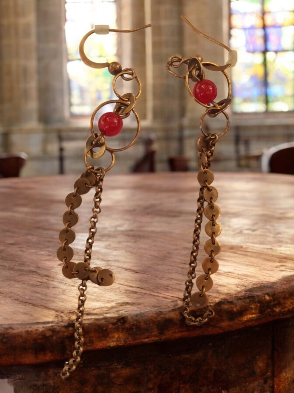 Boucles d?oreilles vintage longues chaîne dorée perle rouge fantaisie rétro