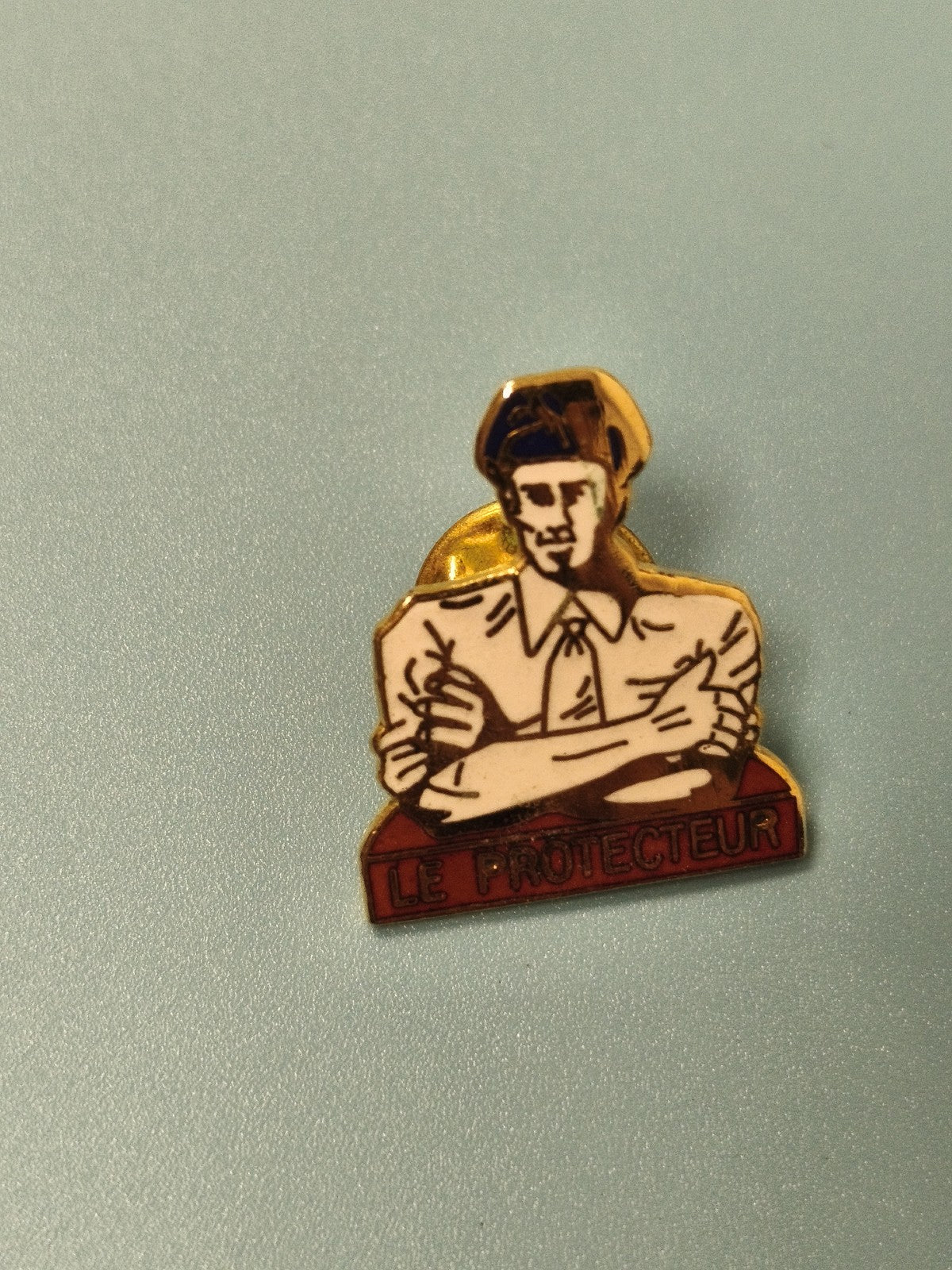 Vintage pin's "Le Protecteur" émaillé, personnage bras croisés, collection