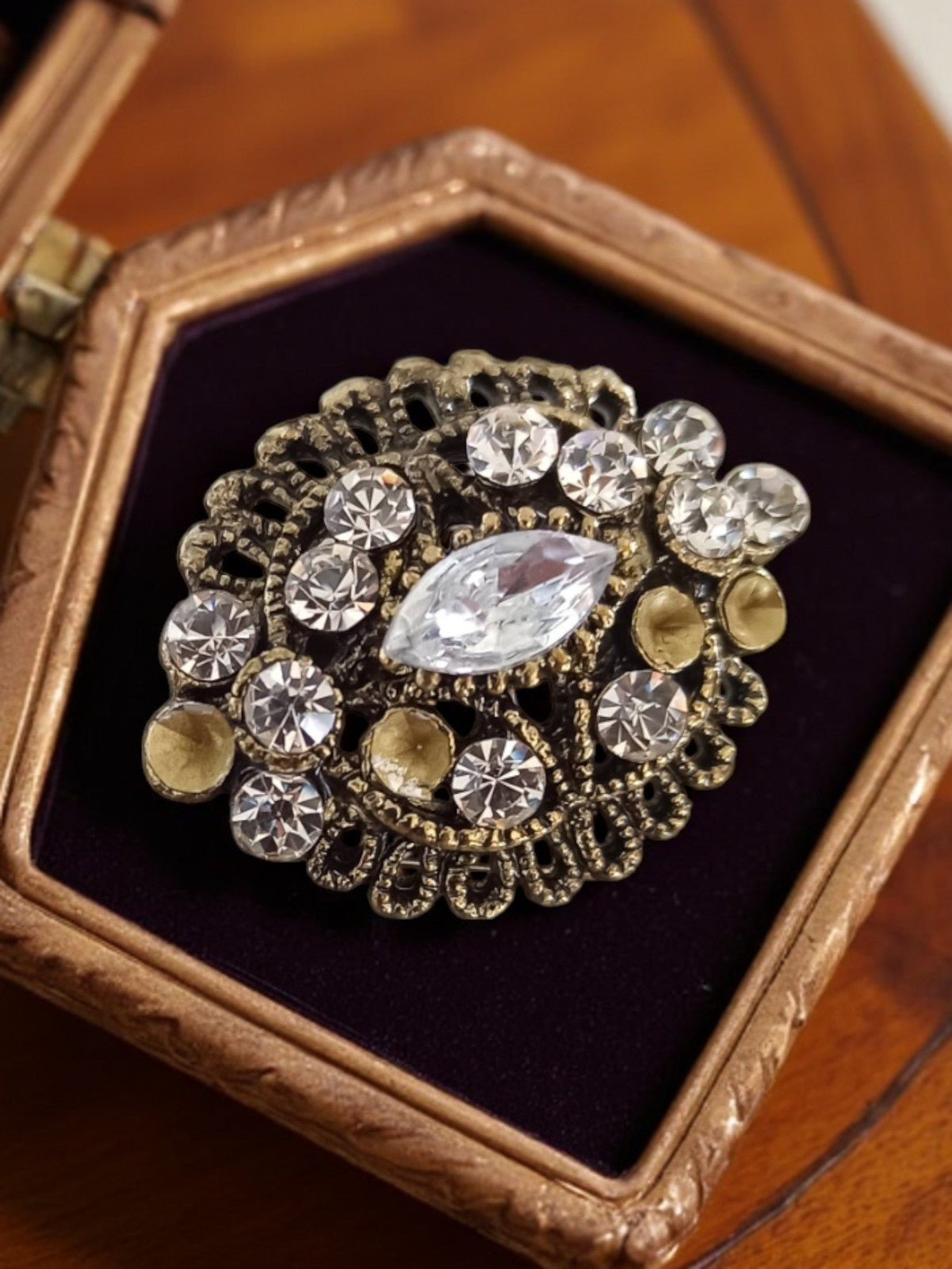 Broche vintage fantaisie ovale strass cristal style rétro doré ancien